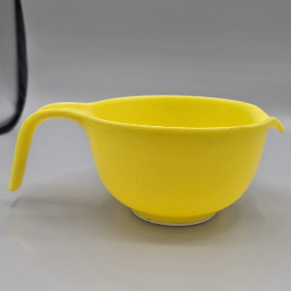RUBBERMAID 3 Cup 700 ML‎ Yellow Mixing Bowl Pour Spout Handle #3004 5.75